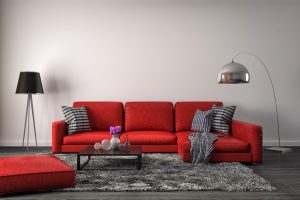 červená sedačka v obýváku