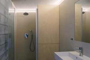 Moderní koupelna se sprchovým koutem