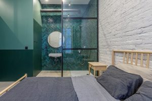 Sprchový kout vedle ložnice