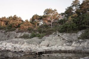 Dřevostavba tyčící se nad skalním útesem