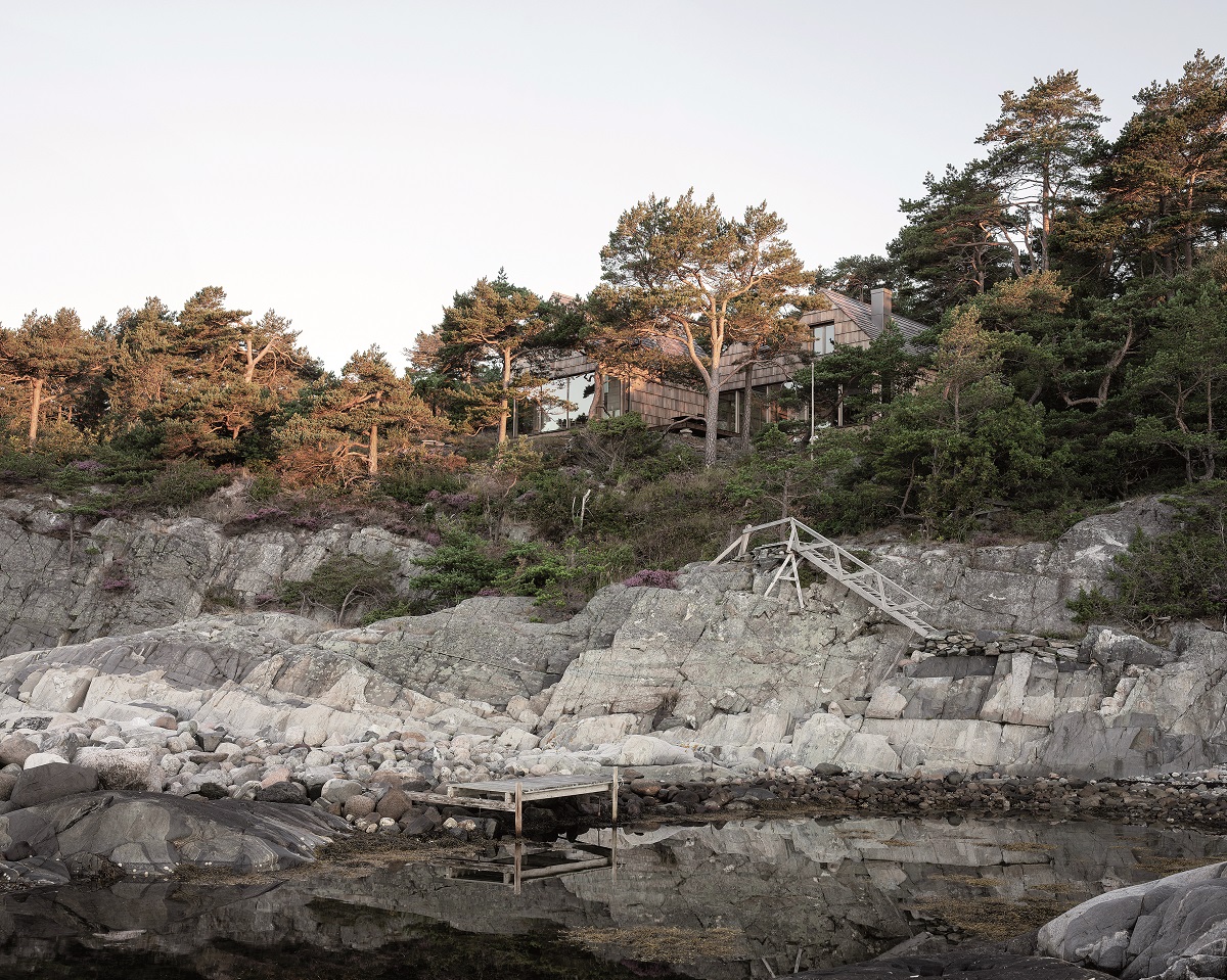 Dřevostavba tyčící se nad skalním útesem