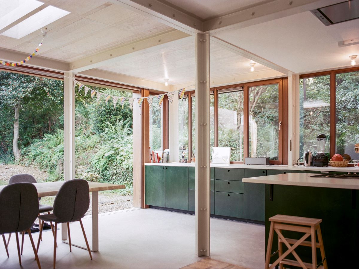 Kuchyně v domě se zelenou kuchyňskou linkou.