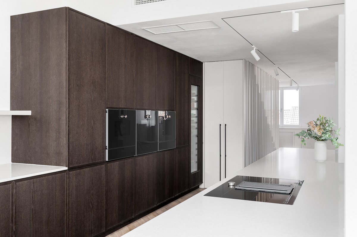 Moderní kuchyň s tmavým dřevěným nábytkem
