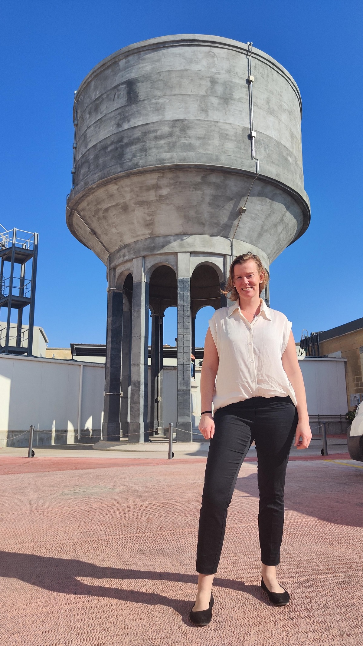 Iveta Nováková s rehabilitovanou vodní věží na Maltě, spolupráce s Malta University. Zdroj: Archív Ivety Novákové 