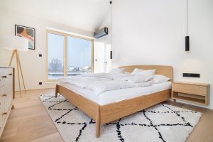 ložnice s postelí a oknem