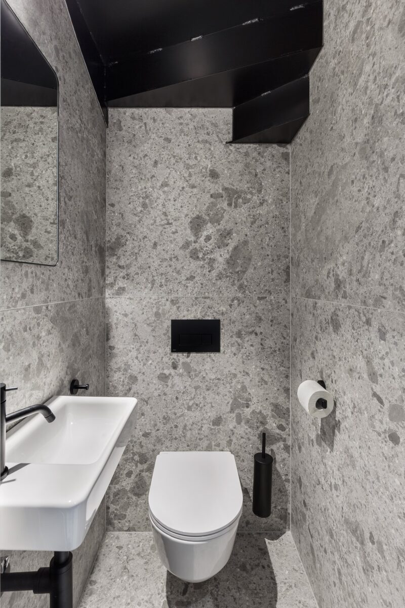 Koupelna s šedým obkladem