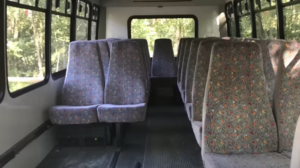 Staré sedačky v autobuse