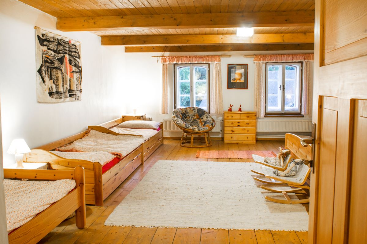 Pohled do jedné z ložnic v chalupě se čtyřmi dřevěnými postelemi