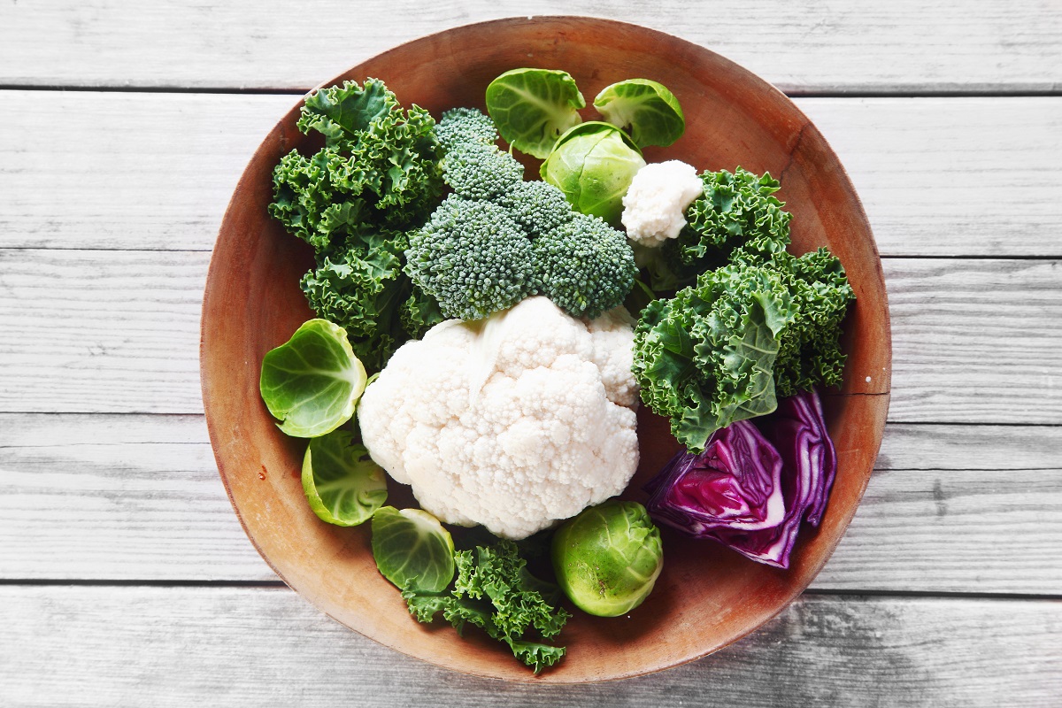 Zdravé ingredience čerstvého salátu s brokolicí a květákem