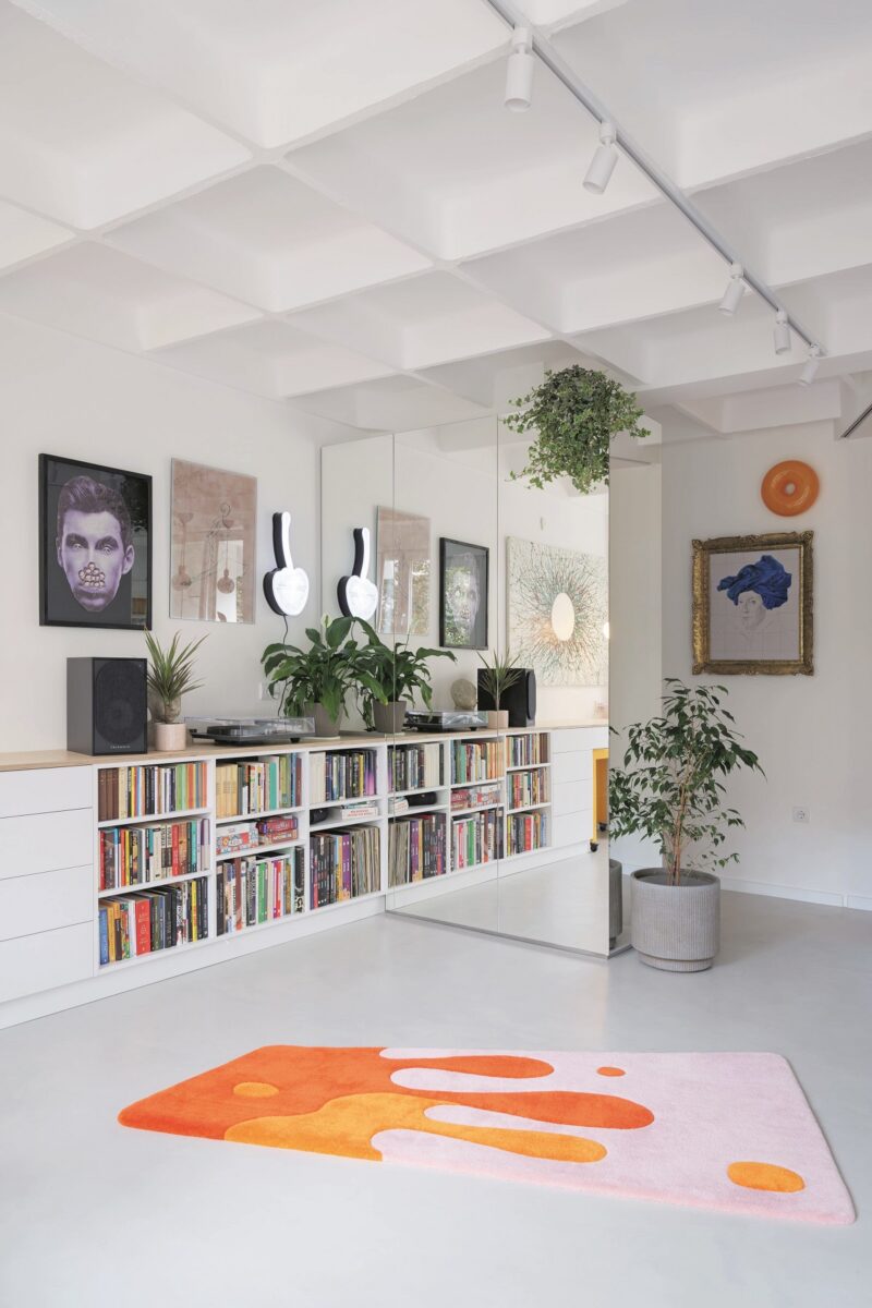 Obývací pokoj s knihovnou a zrcadlem