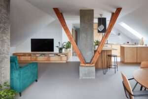 Interiér bytu je tvořen elegantním dekorem světlého dřeva
