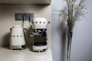 Kávovar a rychlovarná konvice SMEG do kuchyně neuvěřitelně „zapadly“. Ten kontrast je krásný.