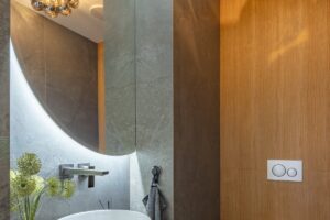 Koupelna s dřevěnými prvky