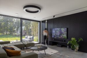 Prostorný obývací pokoj s francouzskými okny