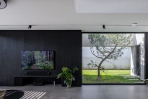Prostorný obývací pokoj s francouzskými okny