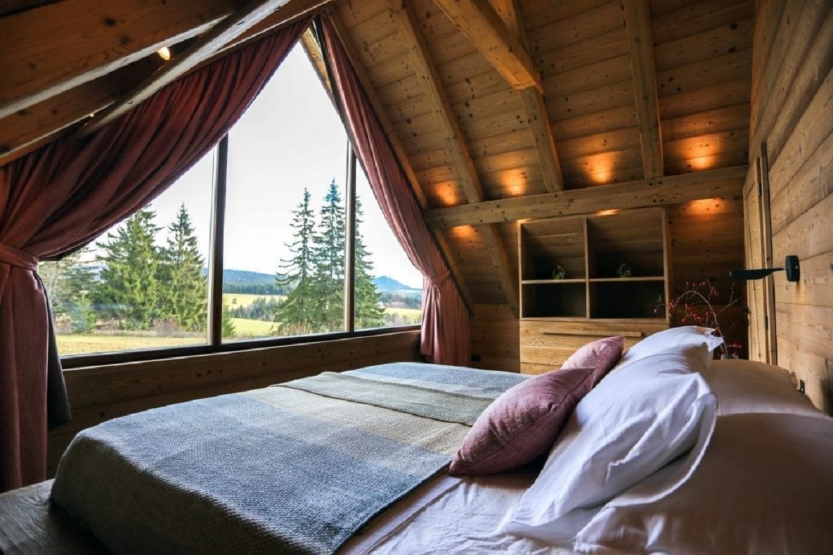 Z pohodlné postele si můžete vychutnat výhled na přírodu
