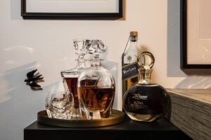 Luxury koutek, kde je alkohol pro významné dny, události, oslavy. V karafě od sklárny Moser se nachází symbolická whisky, kterou Jan s přítelkyní pili, když se seznámili.