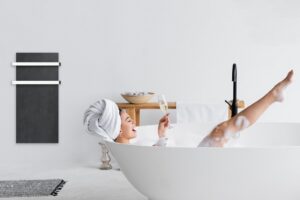 Bezrámové skleněné sálavé panely ECOSUN GS jsou krásným a komfortním zdrojem tepla v každé místnosti domu či bytu, v koupelně oceníte i praktické držáky ručníků.