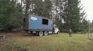 Video: Koupili starý přepravní kontejner za 90 tisíc korun a předělali ho na útulné bydlení v přírodě