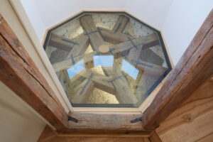 K zakrytí a zvýraznění zajímavých historických konstrukcí stropů bylo použito transparentní sklo