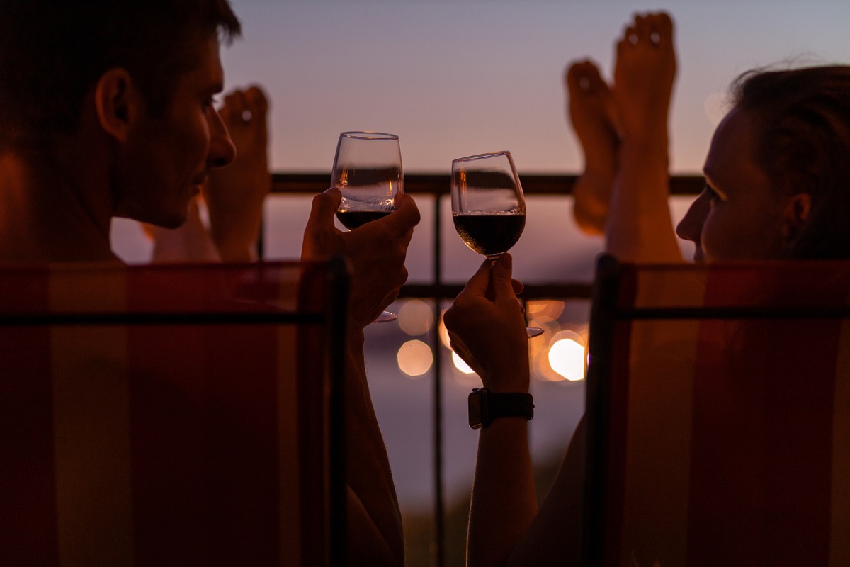 Posezení na balkoně s vínem
