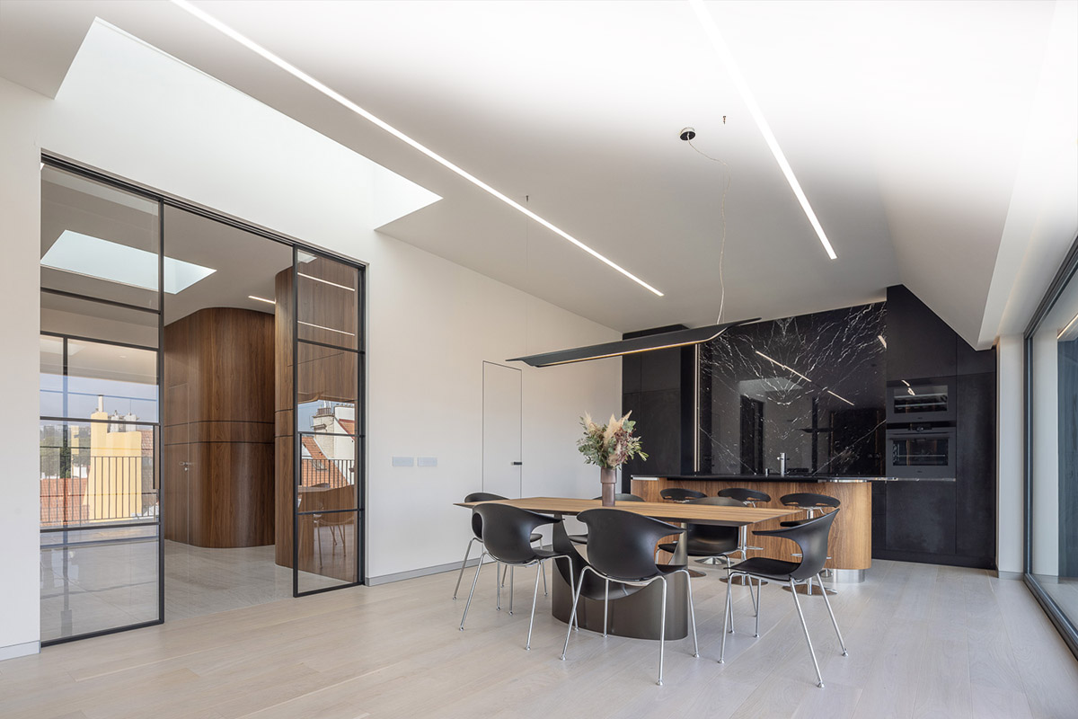 Pohled do kuchyně: vlevo posuvné dveře IDEA oddělují prostor na dvě části – soukromou obytnou a obývací.