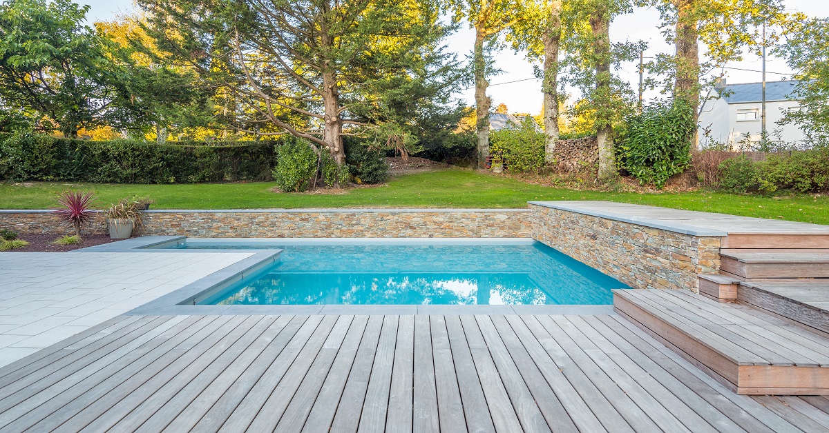 Je lepší najít bazénu místo vzdálenější od domu či terasy, kde nebude mimo sezónu nikomu na přítěž.