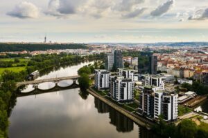 Video: Zeptali se lidí na ulici, kolik je stojí bydlení v Praze. Byt s terasou za 71 tisíc Kč