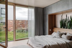 Hlavní ložnice s přístupem do střešní zahrady. Spojení interiéru a exteriéru pro maximální komfort a relaxaci.