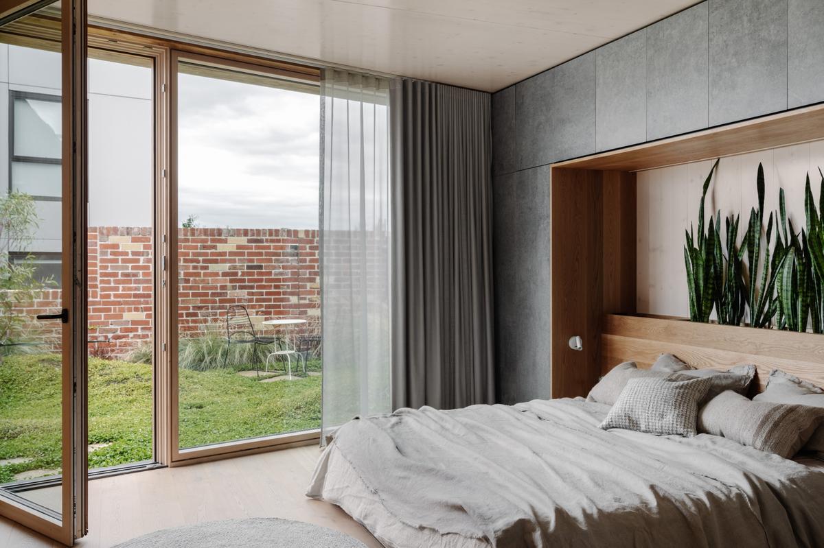 Hlavní ložnice s přístupem do střešní zahrady. Spojení interiéru a exteriéru pro maximální komfort a relaxaci.