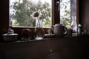 Skleněné nádoby, čajník a další kuchyňské potřeby jsou nejen praktické, ale také vizuálně přitažlivé