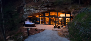 Exteriér domu v jeskyni nabízí jedinečný pohled na spojení moderní architektury s přírodním prostředím.