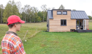 Video: 16letý mladík si vlastnoručně postavil malý domek. Stálo ho to 450 000 Kč.