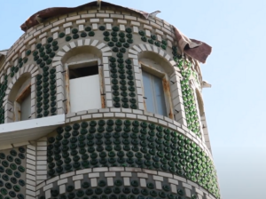 Video: Muž postavil neobyčejný dům. Použil k tomu 6000 skleněných lahví