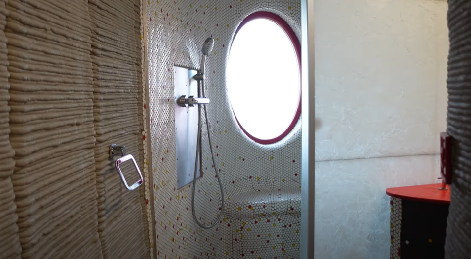 Sprcha v designu nezaostává