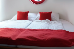 V pokojích vládne červená barva a ložnice není výjimkou.