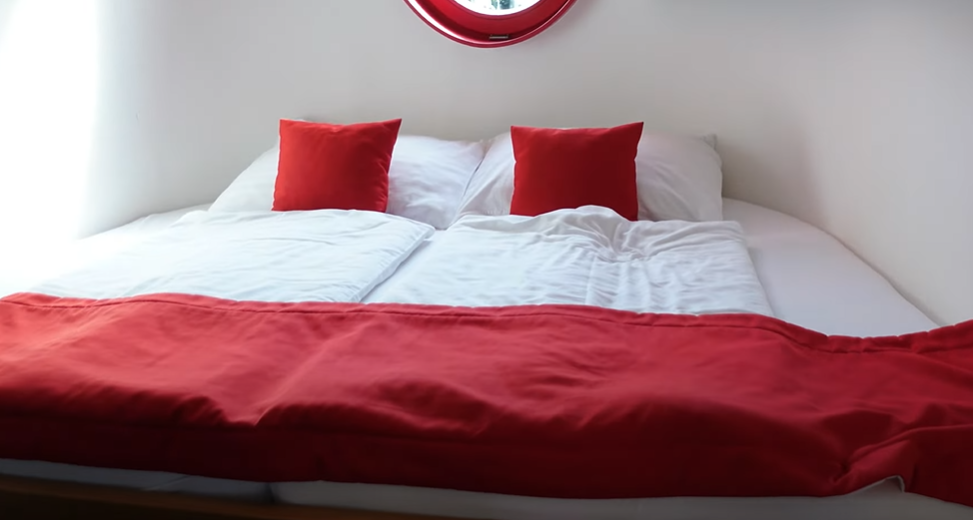 V pokojích vládne červená barva a ložnice není výjimkou.
