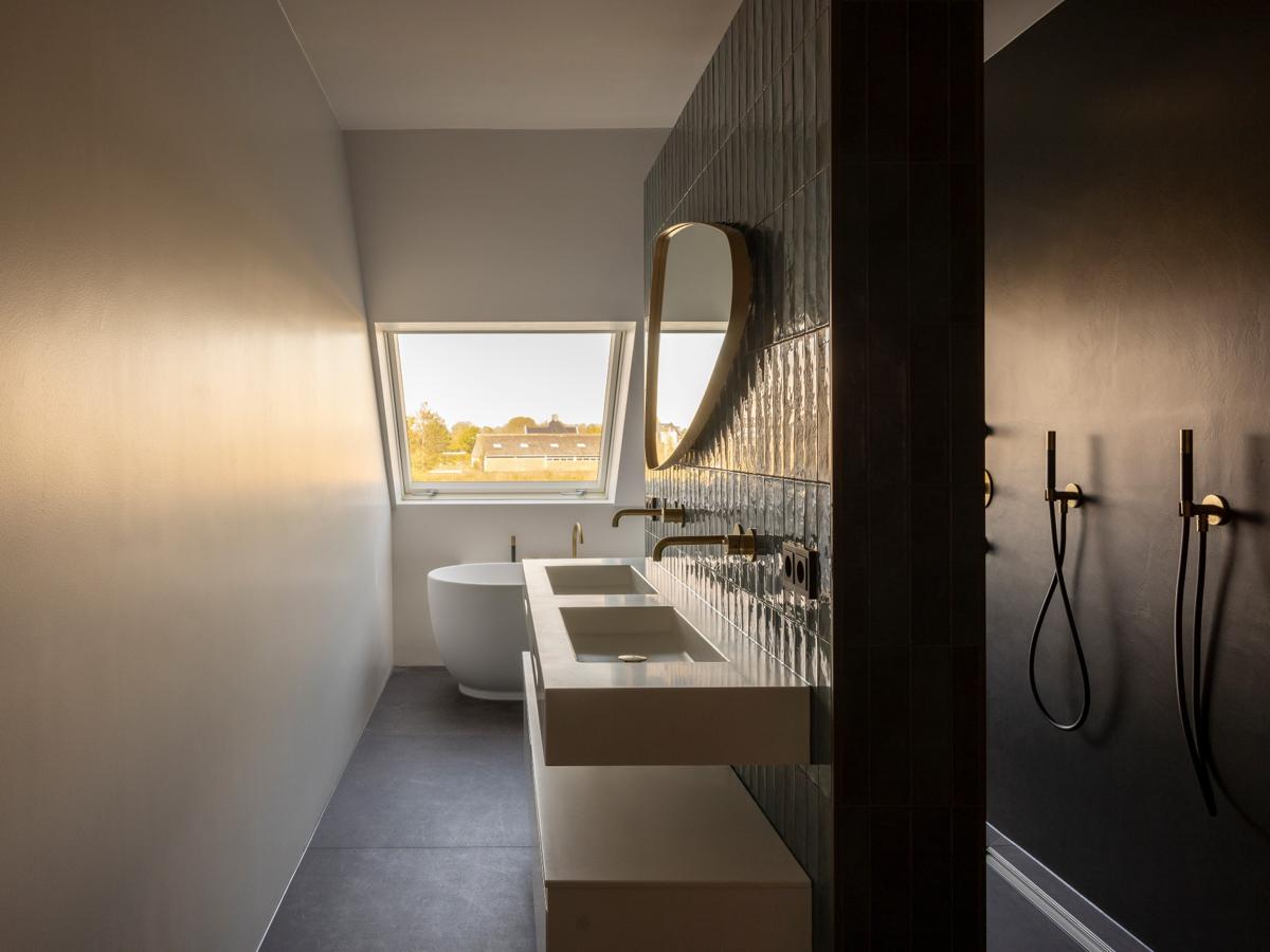 Koupelna nabízí prostorný a světlý interiér s velkým oknem