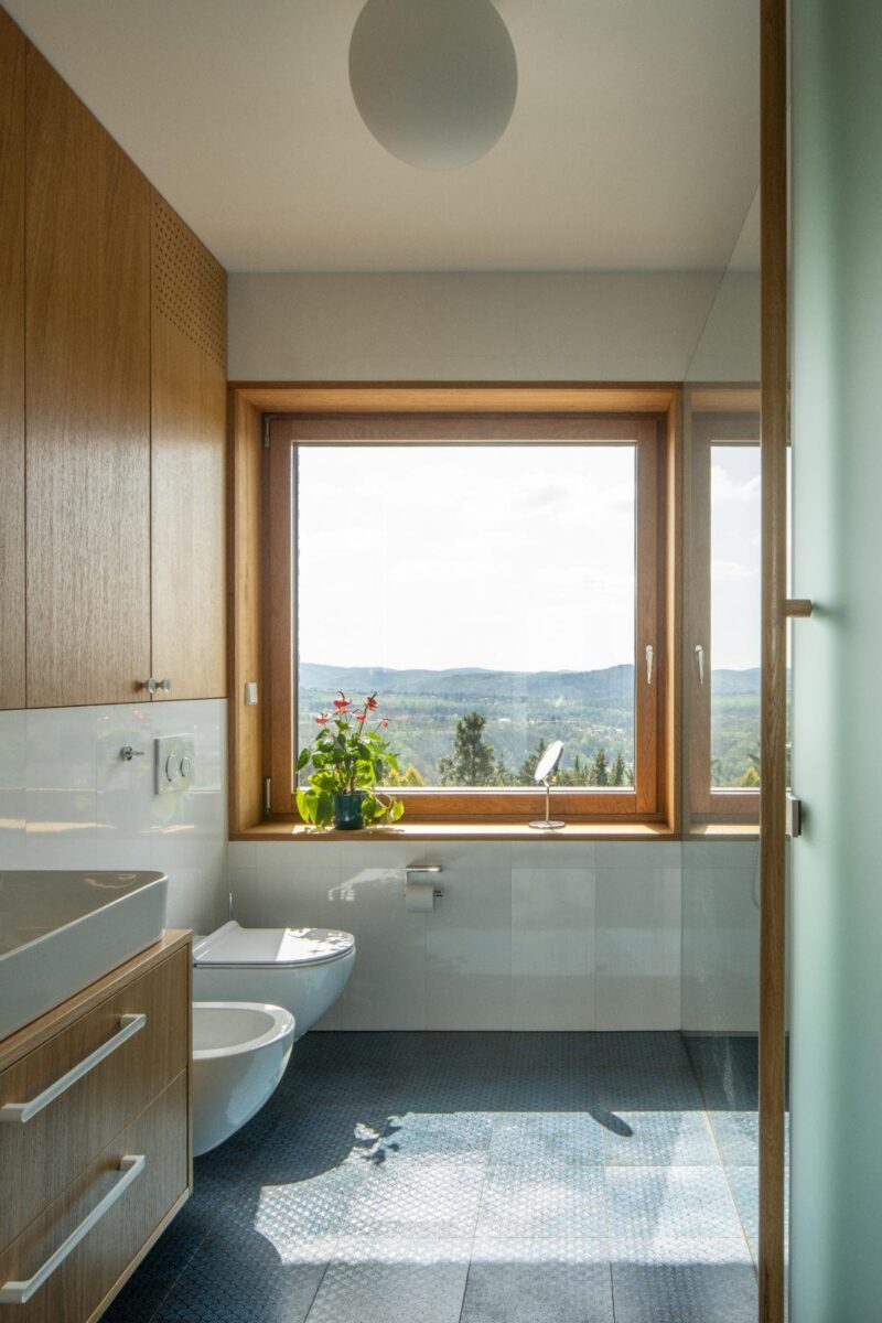 Koupelna je navržena tak, aby poskytovala relaxační prostor s krásným výhledem.
