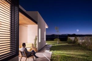Moderní terasa s čistými liniemi a použitím přírodních materiálů nabízí klidné místo k relaxaci