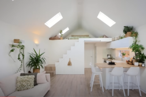 Obývací pokoj je spojen s kuchyní, malá ložnice se nachází nahoře