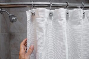 Zbavte se nečistot na sprchovém závěsu snadno s prostředky, které máte doma