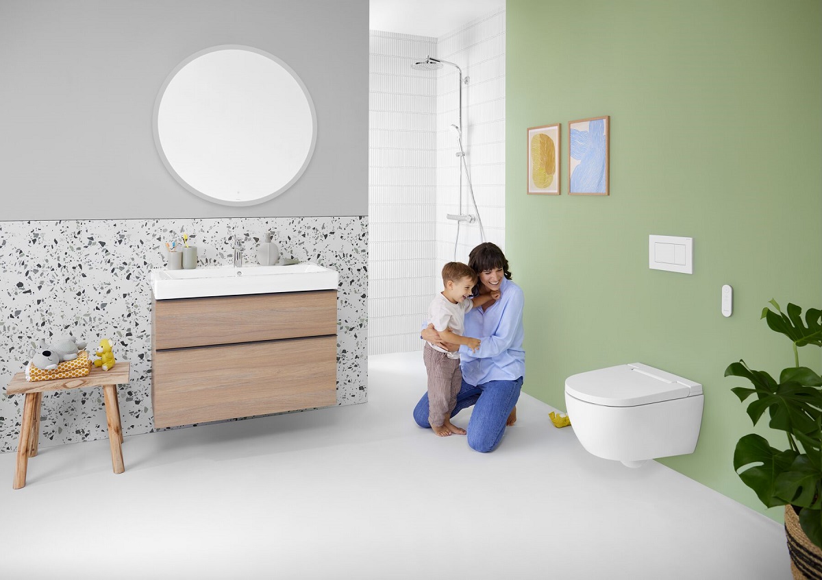 Rodinná koupelna vybavená sprchovacím WC Geberit AquaClean Alba.