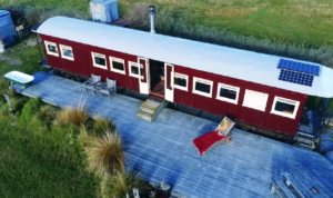 Manželský pár přetvořil starý vagón ve stylový domov. Trvalo jim to 8 let