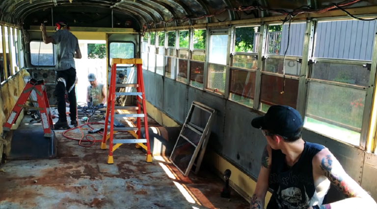 Video: Mladá rodina zrekonstruovala starý školní autobus a udělala si z něj pojízdný domov