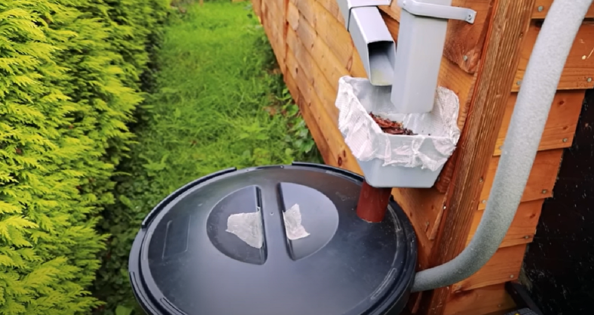 Tom používá dešťovou vodu pro sprchu a plánuje instalaci solárních panelů, aby byl energeticky soběstačný.