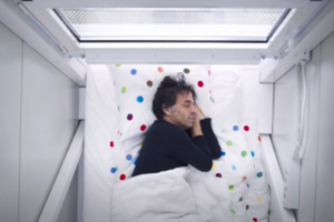 Keret House poskytuje vše, co potřebuje jeden člověk k životu.