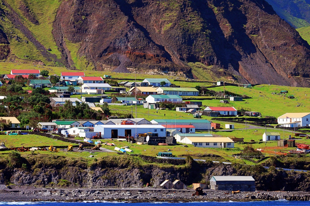 Souostroví Tristan da Cunha je spoečného původu. Domy jsou nejčastěji z betonu nebo z kamene a mají zinkovou střechu.