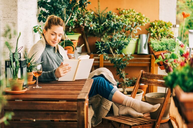 Podzimní balkon může být příjemným útočištěm, kde si můžete vychutnat posledních paprsků hřejivého sluníčka.