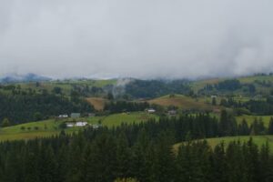 V ukrajinských Karpatech, ve vesnici Samakova, žije rodina Dmytra a Svitlany spolu s jejich pěti dětmi.